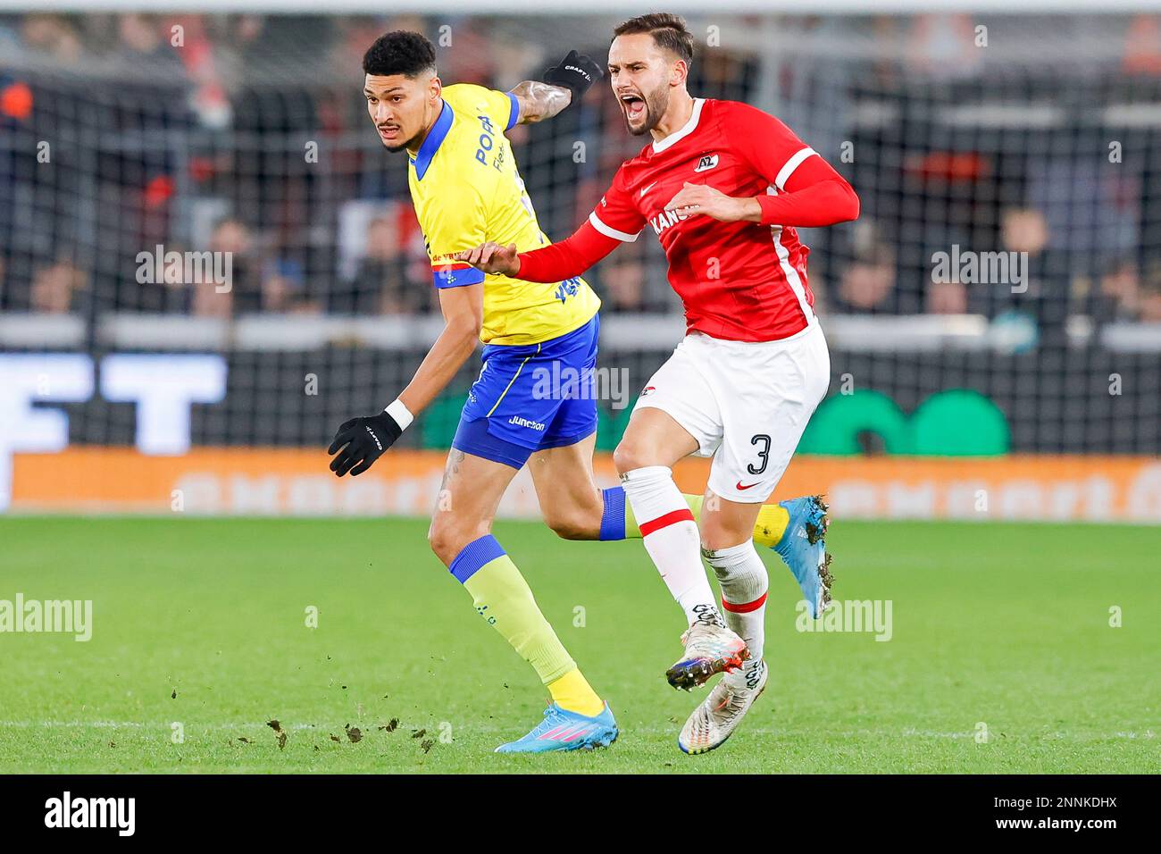 25-02-2023: Sport: AZ gegen Cambuur ALKMAAR, NIEDERLANDE - FEBRUAR 25: Bjorn Johnson (SC Cambuur) und Pantelis Hatzidiakos (AZ Alkmaar) während des Spiels Stockfoto