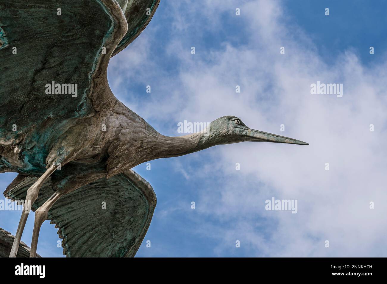 Ein Storch mit langem Gipfel am blauen Himmel, der am Storchbrunnen in Amagertorv, Kopenhagen, am 18. Februar 2023 steht Stockfoto