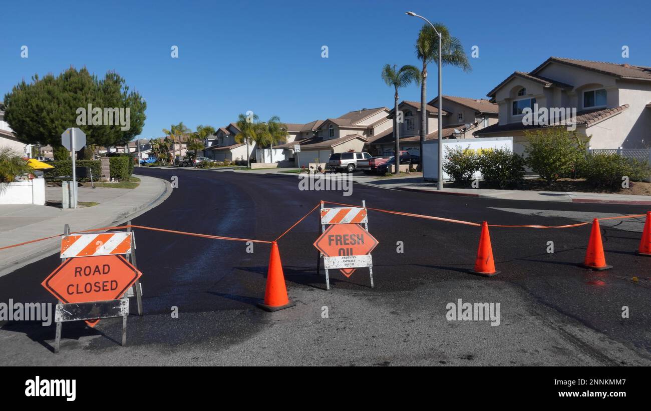 Vista, CA USA - Februar 6 2023: Eine Wohnstraße ist während eines Straßensanierungsprojekts gesperrt Stockfoto