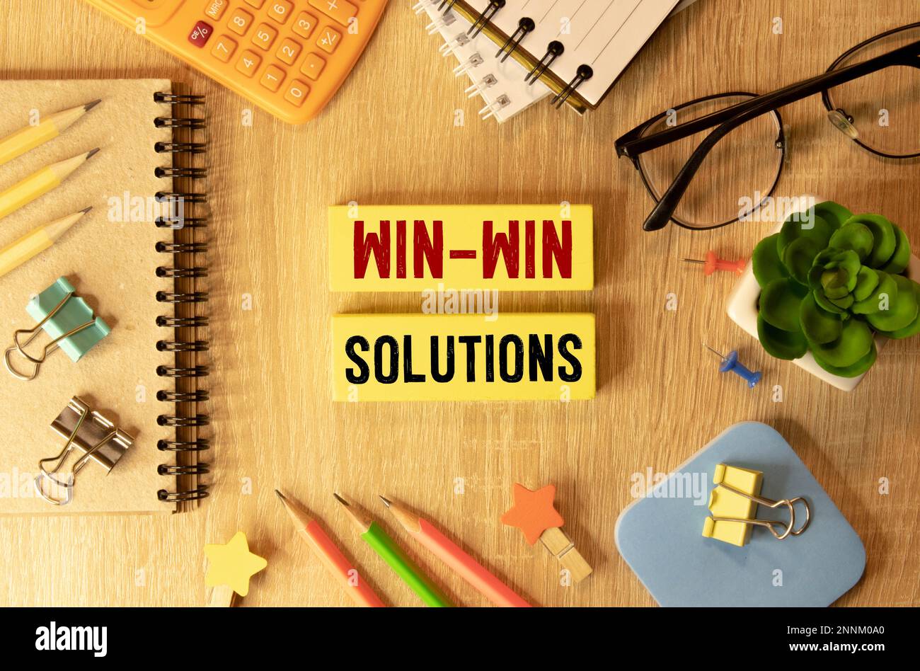 Win-Win-Lösung - Verhandlungskonzept oder Konfliktlösungskonzept - isolierte Wörter in Vintage-Holzart. Stockfoto