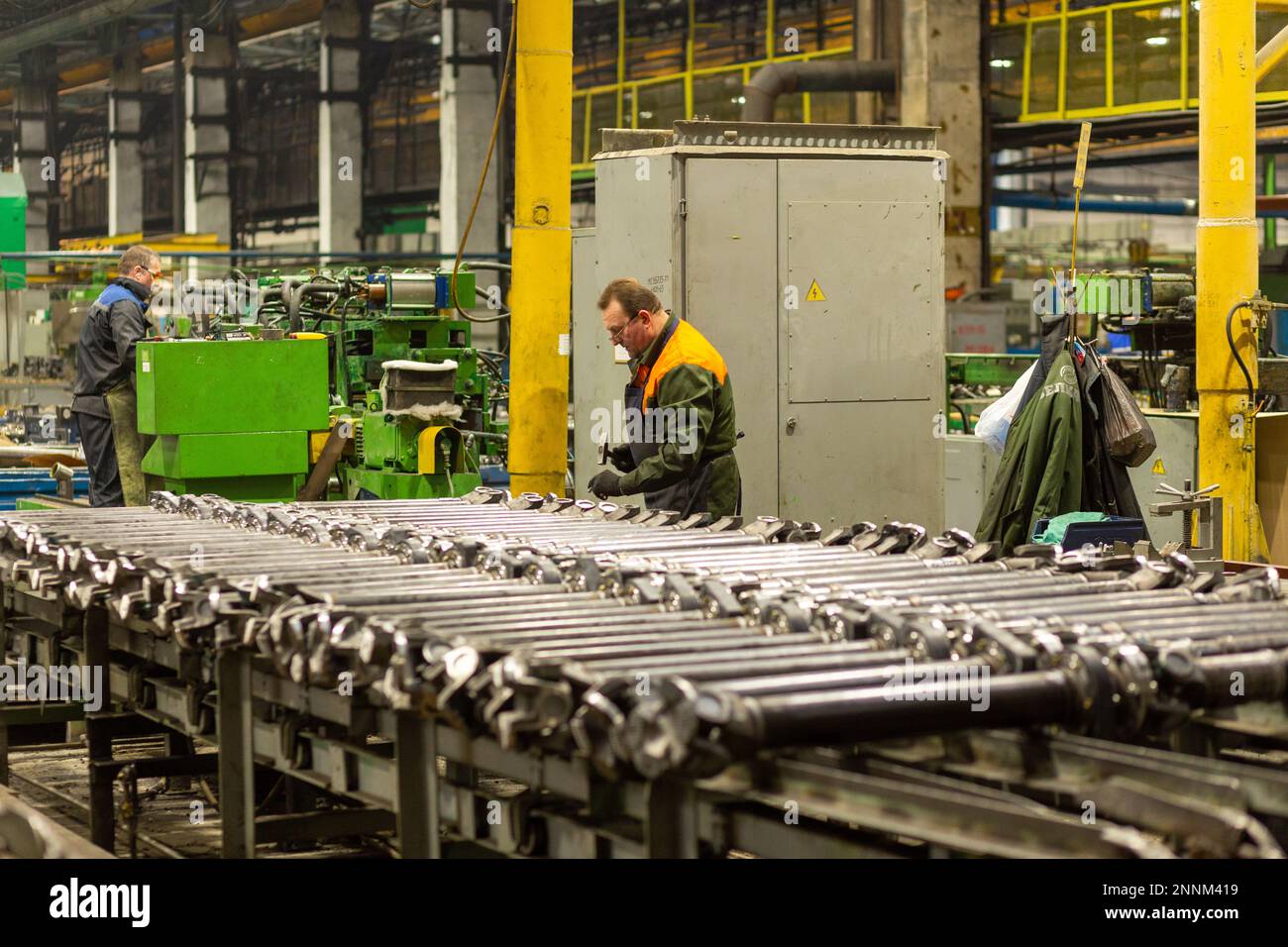 Grodno, Belarus – 15. Februar 2023: Mitarbeiter arbeiten in der Werkstatt für die Herstellung von Kardantrieben auf der Open Joint Stock Company Belkard. Das Produkt Stockfoto