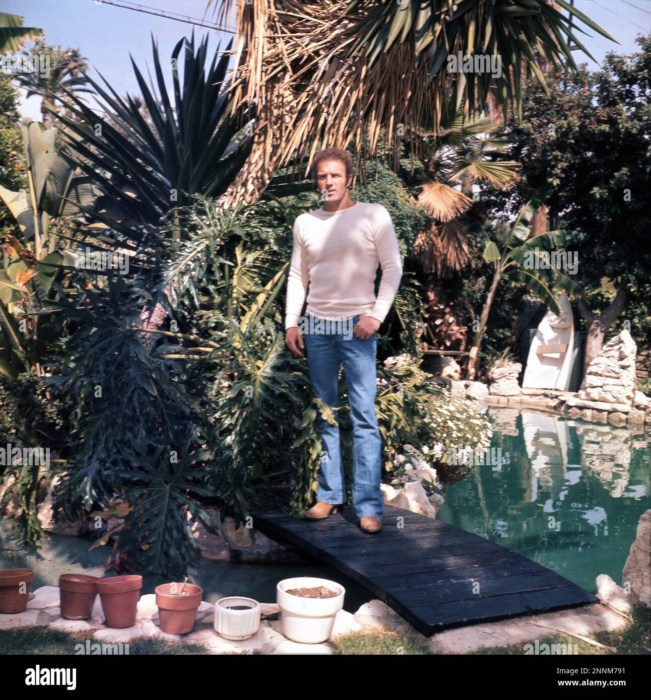 JAMES CAAN am Pool in seinem Haus in Beverly Hills, Kalifornien im April 1972 Stockfoto