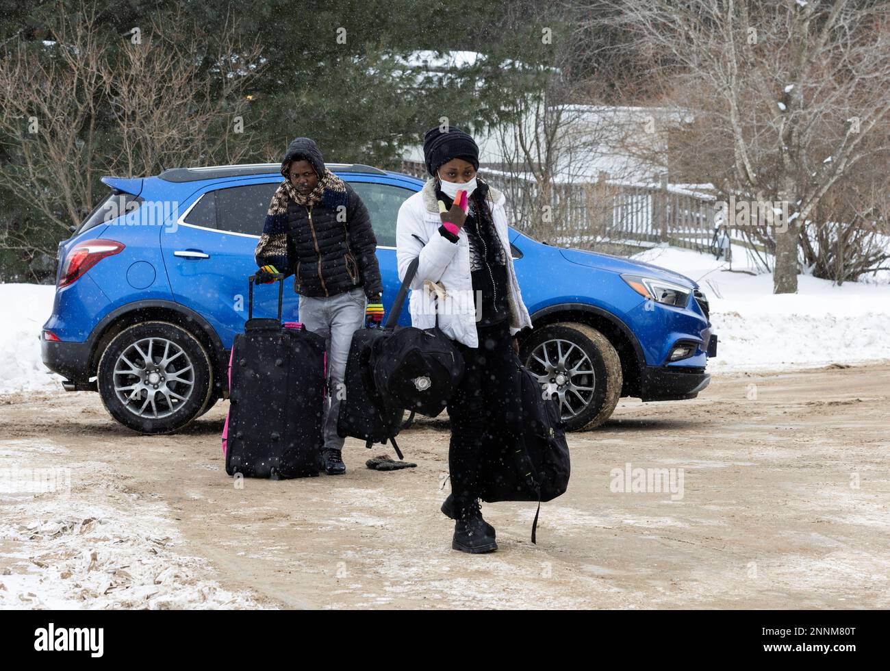 Asylbewerber kommen mit dem Taxi an, um von der USGrenze auf der