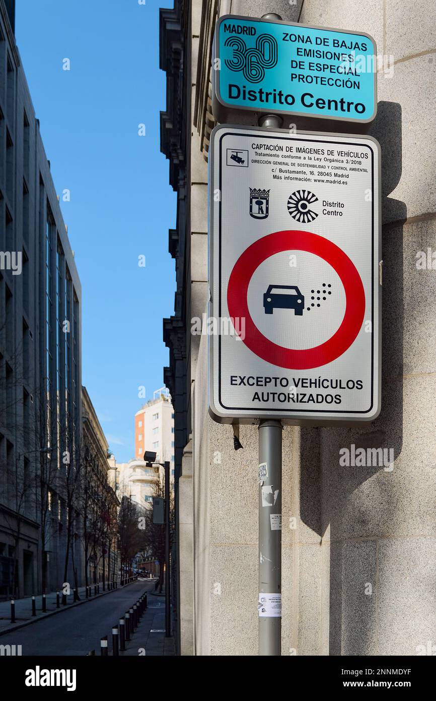 Madrid, Spanien - 23. Februar 2023: Das Schild für emissionsarme Zonen in Madrid 360 im Stadtteil unterstreicht die Bedeutung nachhaltiger Mobilität in Stockfoto