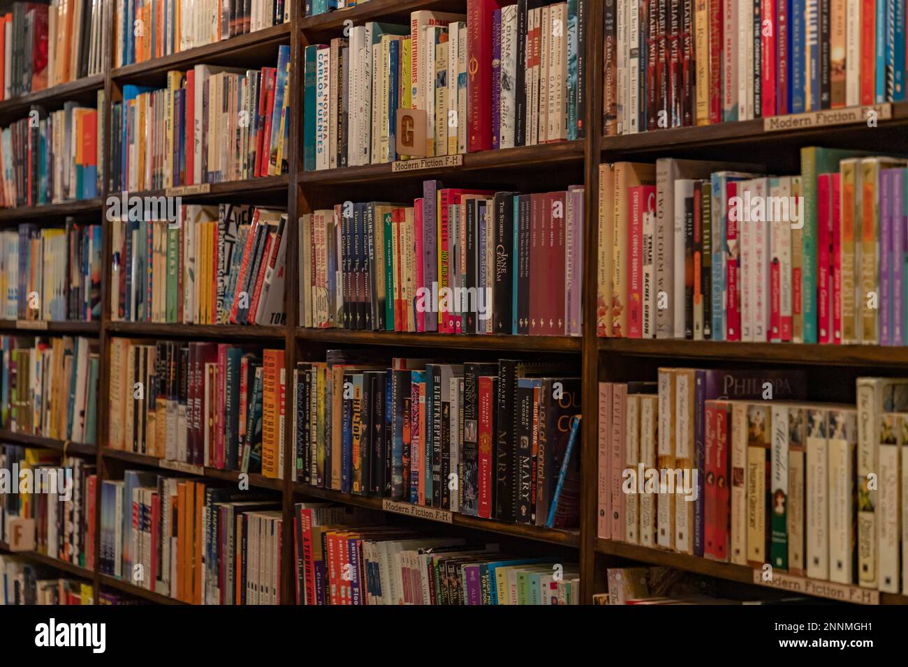 Nahaufnahme eines Bücherregals in einer Buchhandlung. Stockfoto