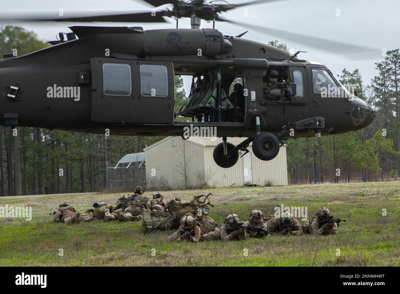 Soldaten des 11. Berggataillons der Vereinigten Arabischen Emirate führen während der Rotation des Joint Readiness Training Center 23-04, 24. Februar 2023, eine Luftangriffsoperation durch. Soldaten aus den Vereinigten Arabischen Emiraten vom 11. Bergregion nehmen an der Ausbildung Teil, zusammen mit den USA Soldaten der 2. Brigaden-Kampfeinheit, der 10. Bergdivision und der 3. Sicherheitseinsatzbrigade. Die Soldaten der VAE werden an der Seite der USA trainieren Armeebrigade während dieser JRTC-Rotation, um die taktische Interoperabilität und Bereitschaft zu erhöhen. Stockfoto