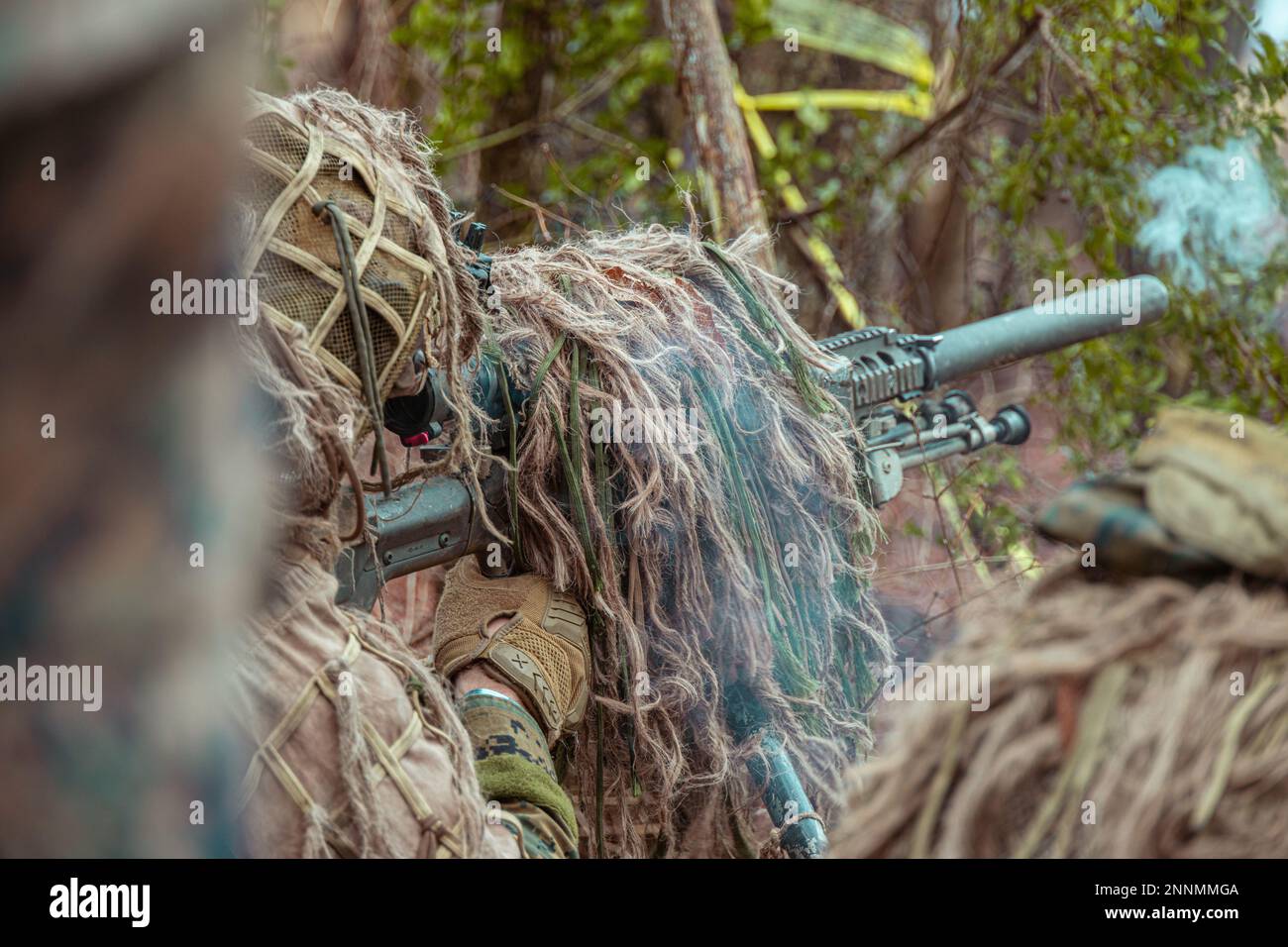 USA Marines von Battalion Landing Team 1/4, 31. Marine Expeditionary Unit, bieten während einer bilateralen Feuerausbildung mit Soldaten von 1. Regimental Landing Team, Japan Ground Self-Defense Force, während Iron Fist 23 in Hijudai, Japan, am 24. Februar 2023 Unterdrückungsfeuer an. Die bilaterale Live-Fire-Schulung wurde durchgeführt, um die Fähigkeit der bi-lateralen Taktik in Verbindung mit Manöverelementen während der Iron Fist 23 aufrechtzuerhalten. Iron Fist ist eine jährliche bilaterale Übung, die darauf abzielt, die Interoperabilität zu erhöhen und die Beziehungen zwischen den USA zu stärken Marine Corps, die USA Navy, Japan G Stockfoto