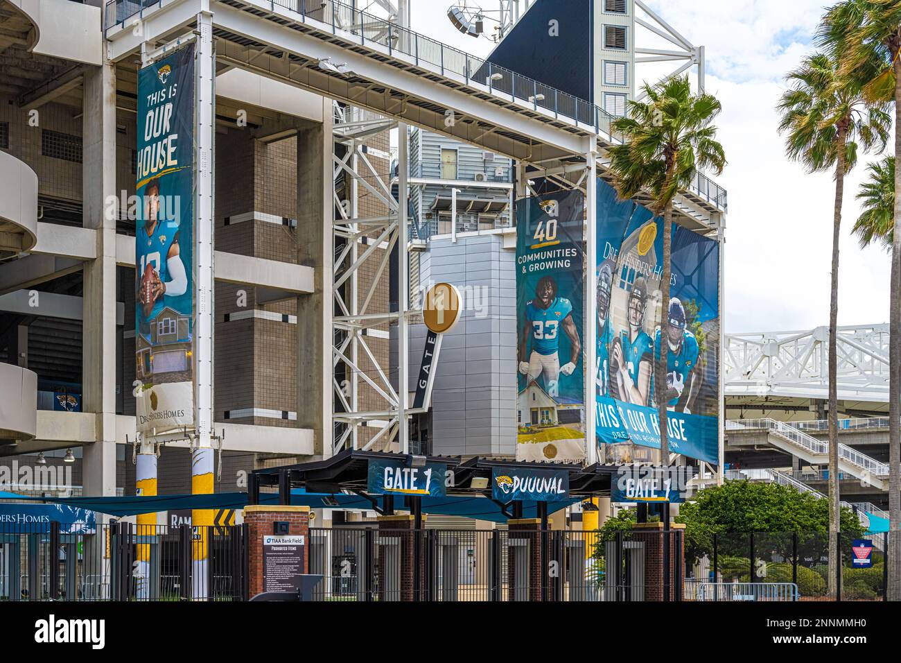 Banner am Eingang zum TIAA Bank Field im Jaguars Stadium, Heimstadion der Jacksonville Jaguars der NFL, in Jacksonville, Florida. (USA) Stockfoto