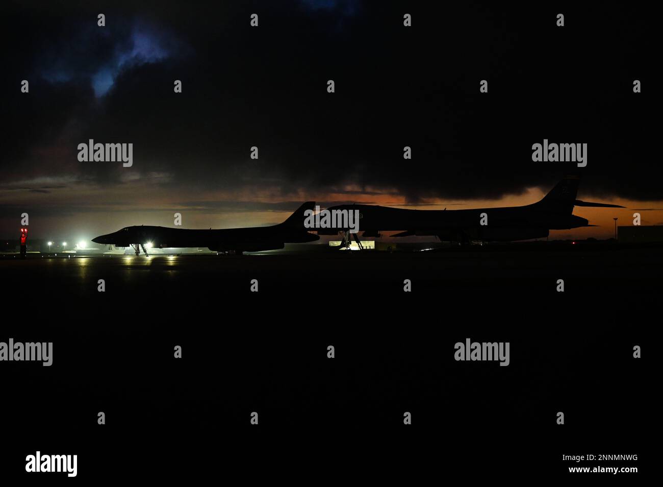 USA Airman 1., Klasse Andre Monterrosa, 34. Geschwaderführer, Marshals A B-1B Lancer, der 34. EBS zugeteilt wurde, nach der Landung auf dem Andersen Air Force Base, Guam, zur Unterstützung einer Bomber Task Force Mission, 21. Februar 2023. Die US-Streitkräfte werden fliegen, segeln und operieren, wo immer das internationale Recht es zulässt, zu einem Zeitpunkt und in einem Tempo ihrer Wahl. (USA Air Force Foto von Staff Sgt. Ericka A. Woolever) Stockfoto