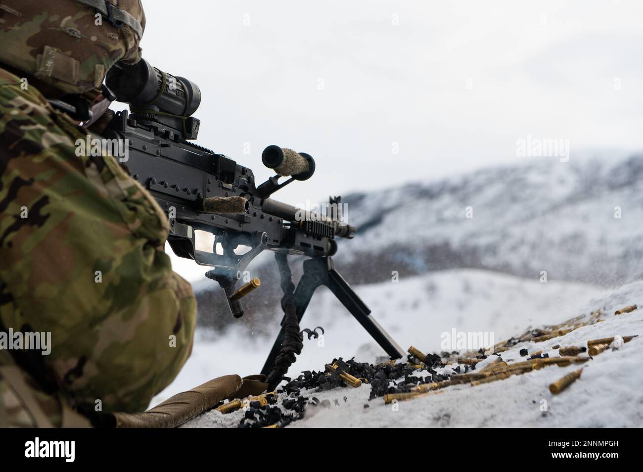 USA Fallschirmjäger der Armee, die dem 3. Bataillon, dem 509. Infanterie-Regiment, dem 2. Infanterie-Brigaden-Kampfteam, der 11. Luftwaffendivision, "Arctic Angels", zugeteilt sind, führen am 22. Februar 2023 auf dem Schlachtkurs der Infanterie-Truppe auf der gemeinsamen Basis Elmendorf-Richardson, Alaska, eine Übung durch. Die Schulung wurde zur Vorbereitung des Joint Pacific Multinational Readiness Center 23-02 durchgeführt und konzentrierte sich auf großmaßstäbliche Kampfeinsätze, einschließlich Lageübungen und Feuerübungen mit dem Ziel, die Letalität, Bereitschaft und Wirksamkeit der Fallschirmjäger in der arktischen Region zu verbessern Stockfoto