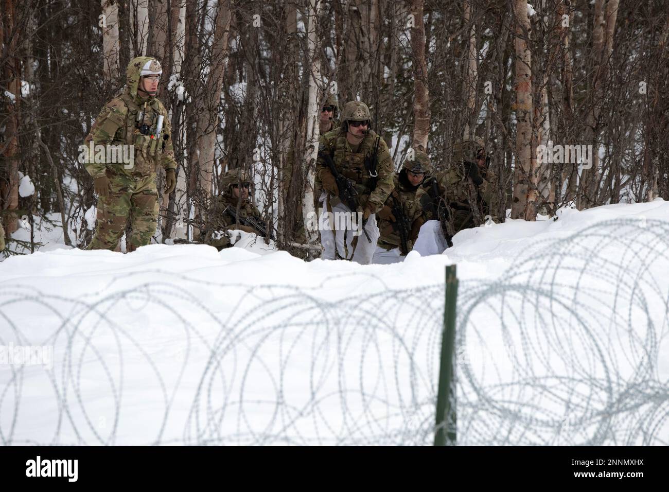 USA Fallschirmjäger der Armee, die dem 3. Bataillon, dem 509. Infanterie-Regiment, dem 2. Infanterie-Brigaden-Kampfteam (Airborne), der 11. Luftwaffendivision, "Arctic Angels", zugeteilt sind, bereiten sich auf einen Angriff auf ihr Ziel während einer kombinierten Feuerübung auf dem Schlachtkurs der Infanterie-Einheit auf der gemeinsamen Basis Elmendorf-Richardson, Alaska, 22. Februar 2023, vor. Die Schulung wurde zur Vorbereitung des Joint Pacific Multinational Readiness Center 23-02 durchgeführt und konzentrierte sich auf großmaßstäbliche Kampfoperationen, einschließlich Lageübungen und Feuerübungen mit dem Ziel, die Letalität der Fallschirmjäger zu verbessern, Readin Stockfoto
