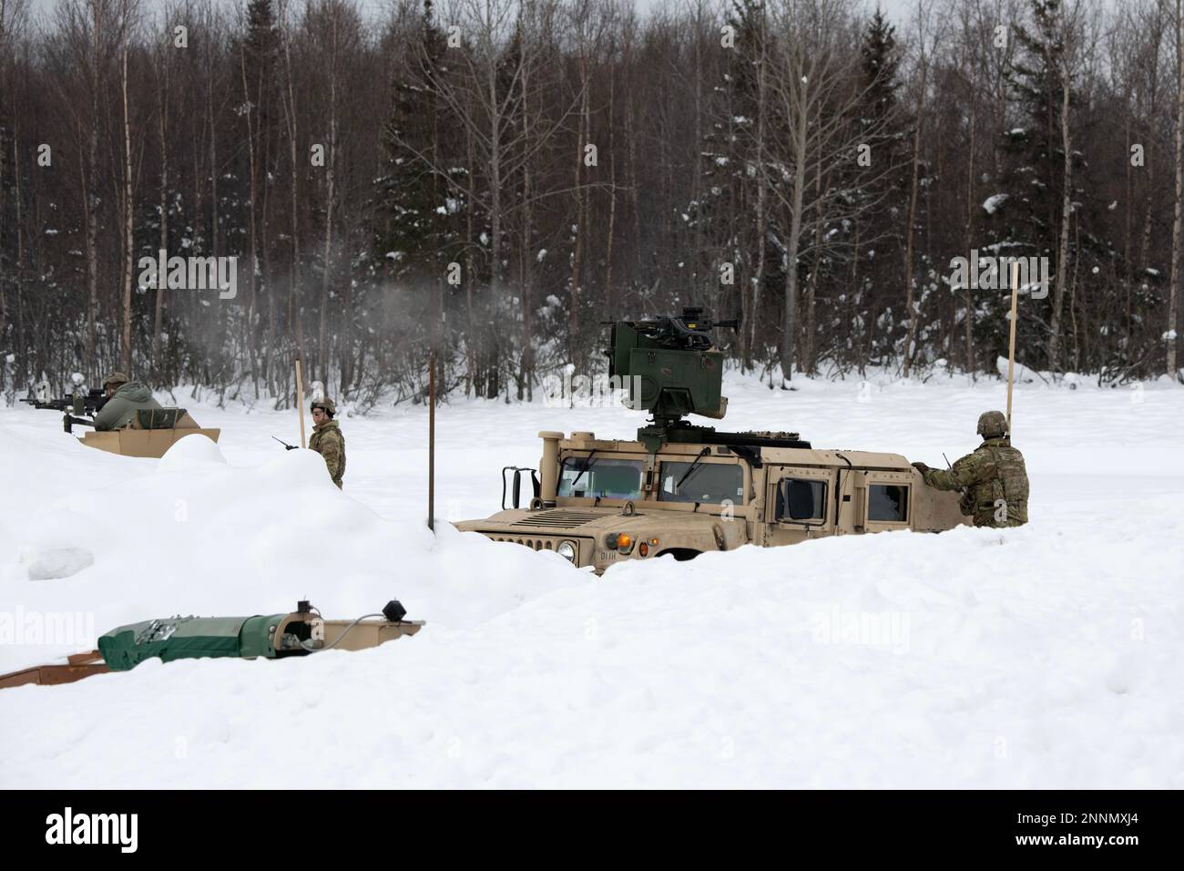 USA Fallschirmjäger der Armee, die dem 3. Bataillon, dem 509. Infanterie-Regiment, dem 2. Infanterie-Brigaden-Kampfteam (Airborne), der 11. Luftwaffendivision, ‚Arctic Angels‘, zugeteilt sind, unterstützen die Feuerwehr mit den M240B Maschinengewehren während einer kombinierten Live-Feuer-Übung auf dem Schlachtkurs der Infanterie-Basis Elmendorf-Richardson, Alaska, 22. Februar 2023. Die Schulung wurde zur Vorbereitung auf das Joint Pacific Multinational Readiness Center 23-02 durchgeführt und konzentrierte sich auf groß angelegte Kampfoperationen, einschließlich Lageübungen und Feuerübungen zur Verbesserung der Fallschirmjäger Stockfoto
