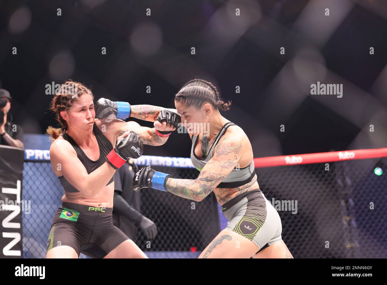 ORLANDO, Florida - Februar 24 Desiree Yanez landet in Woche 5 der PFL Challenger Series am 24. Februar 2023 in den Universal Studios in Orlando, Florida, auf Maira Mazar. (Foto: Aaron Litz/PxImages) Stockfoto