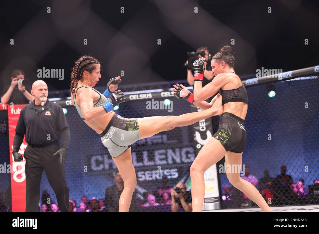 ORLANDO, Florida - Februar 24 Katherine Corogenes landet in Woche 5 der PFL Challenger Series am 24. Februar 2023 in den Universal Studios in Orlando, Florida, einen Bodykick auf Kaytlin Neil. (Foto: Aaron Litz/PxImages) Stockfoto