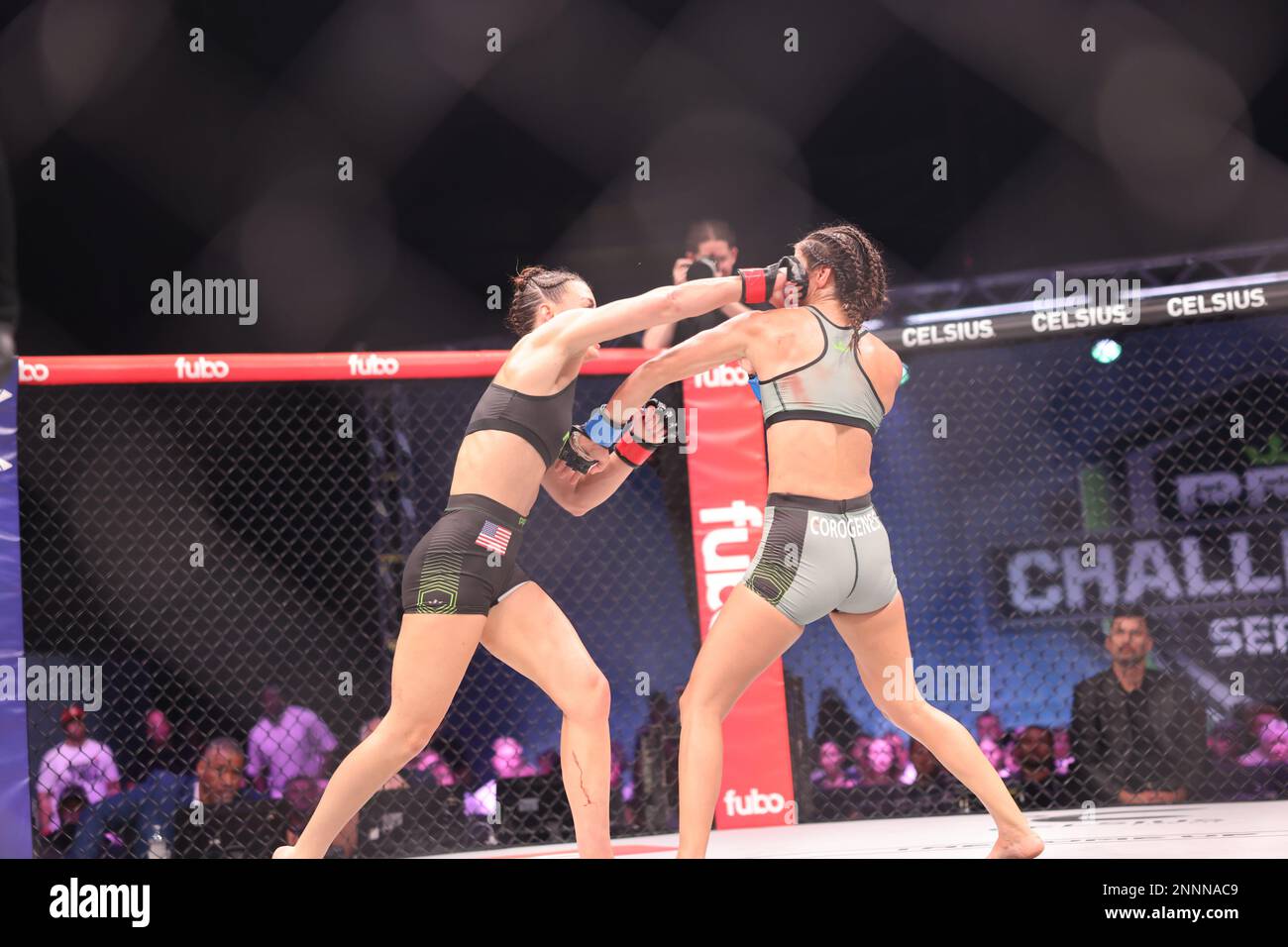 ORLANDO, Florida - Februar 24 Kaytlin Neil landet in Woche 5 der PFL Challenger Series am 24. Februar 2023 in den Universal Studios in Orlando, Florida, einen Schuss auf Katherine Corogenes. (Foto: Aaron Litz/PxImages) Stockfoto