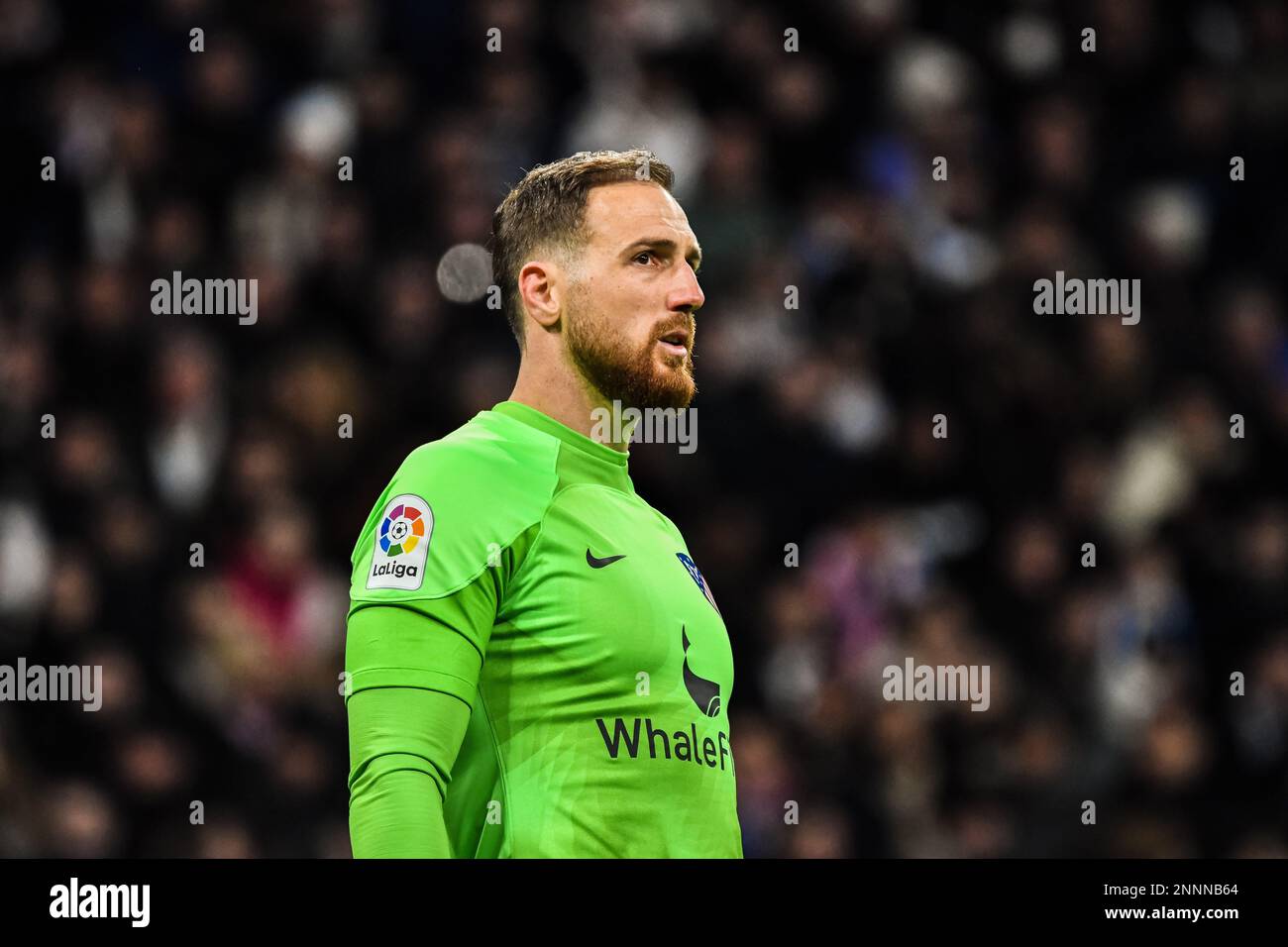 MADRID, SPANIEN - FEBRUAR 25: Jan Oblak von Atletico de Madrid CF blickt auf das Spiel zwischen Real Madrid CF und Atletico de Madrid CF von La Liga Santander am 25. Februar 2022 im Santiago Bernabeu Stadion in Madrid, Spanien. (Foto von Samuel Carreño/PxImages) Stockfoto