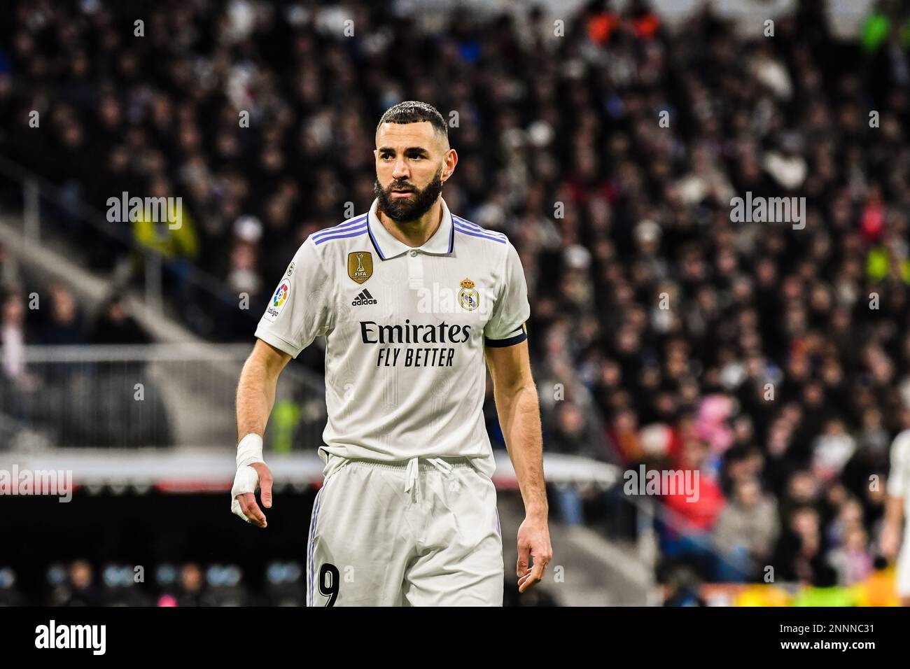 MADRID, SPANIEN - FEBRUAR 25: Karim Benzema von Real Madrid CF schaut auf die Action während des Spiels zwischen Real Madrid CF und Atletico de Madrid CF von La Liga Santander am 25. Februar 2022 im Santiago Bernabeu Stadion in Madrid, Spanien. (Foto von Samuel Carreño/PxImages) Stockfoto