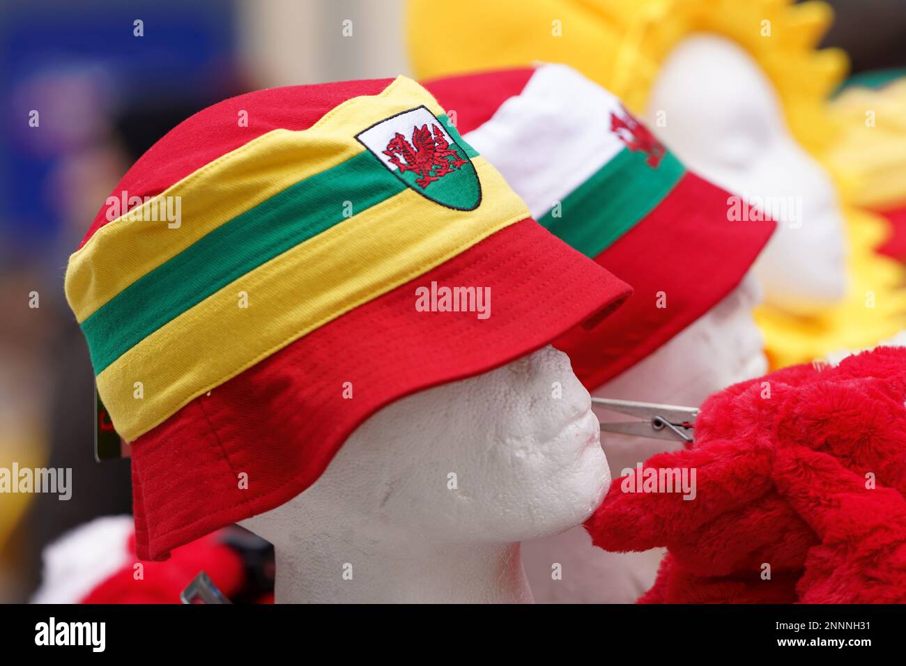 Erinnerungsstücke von Wales gegen England sind in Cardiff vor dem Rugby-Spiel der sechs Nationen erhältlich. Stockfoto