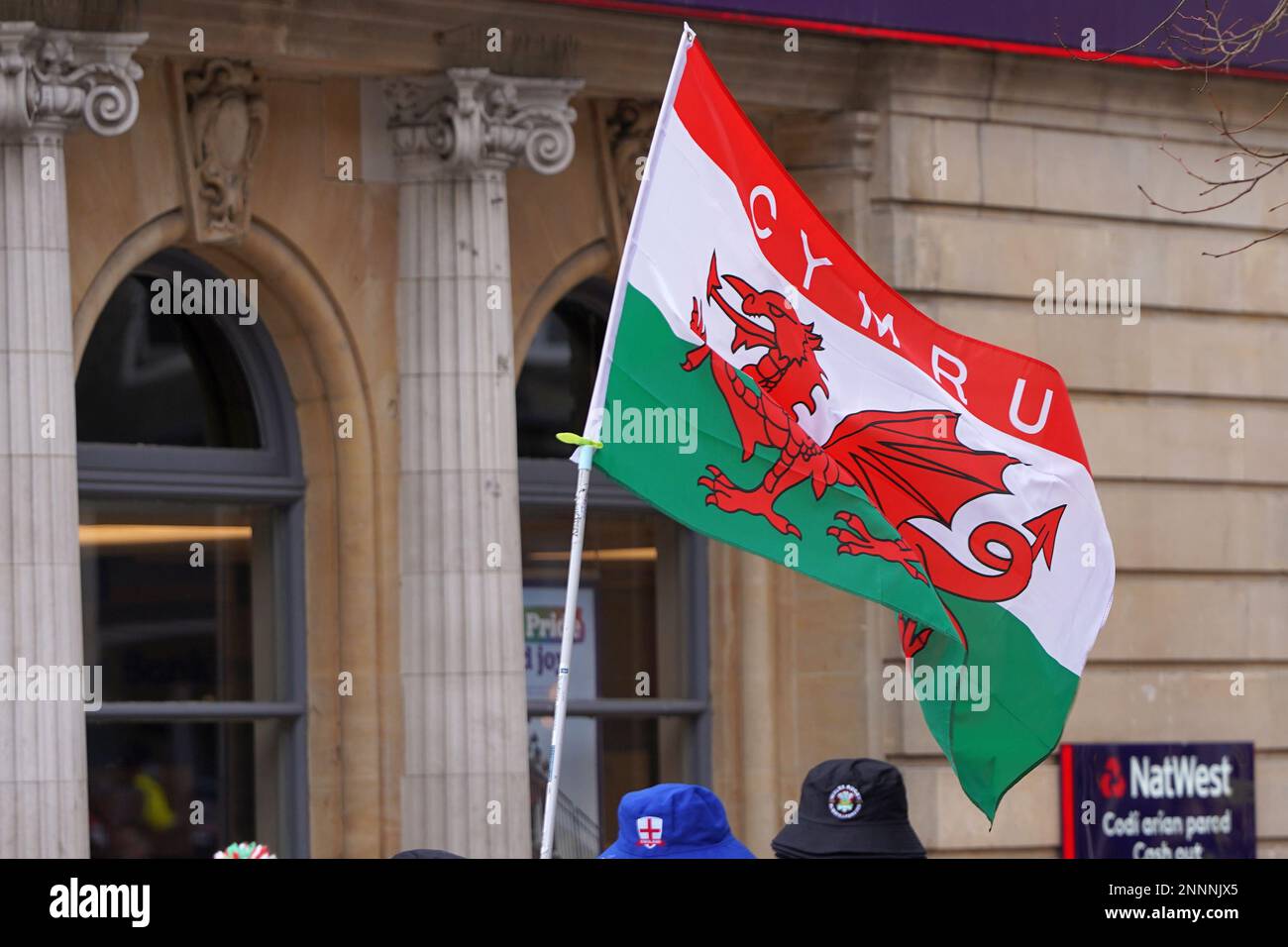 Wales Nationalflaggen in Cardiff vor dem Rugby-Gewerkschaftsspiel der sechs Nationen. Stockfoto