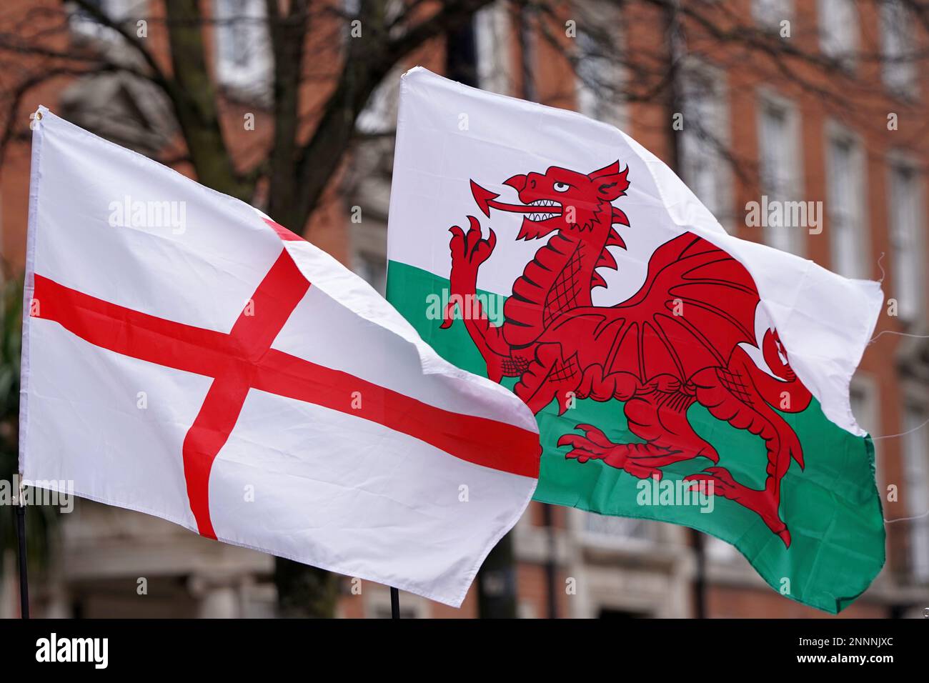 Wales und England Nationalflaggen in Cardiff vor dem Spiel der sechs Nationen. Stockfoto