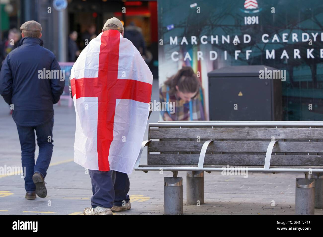Wales- und England-Fans trampelten in Cardiff vor dem Rugby-Gewerkschaftsspiel der sechs Nationen Nationalflaggen. Stockfoto