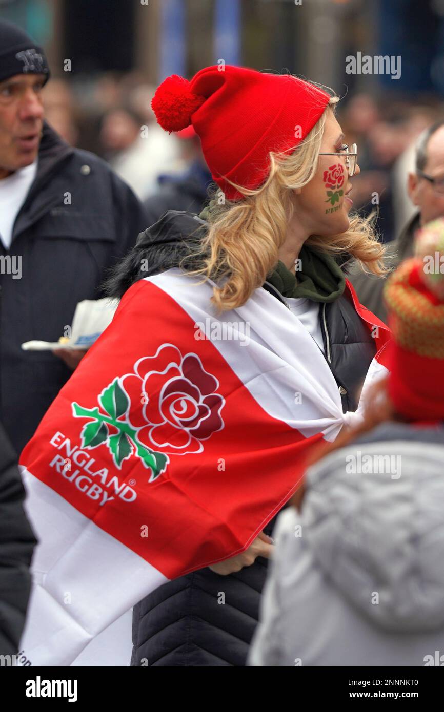 Fans von Wales und England genießen die Atmosphäre in Cardiff vor dem Spiel der sechs Nationen. Stockfoto