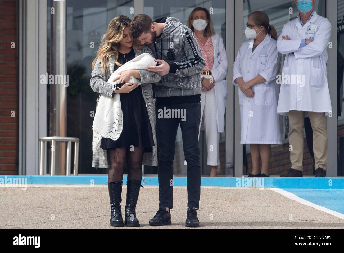 Edurne and David de Gea leave the Ruber International Hospital after becoming parents last March 4 of their first daughter, Yanay. The couple posed smiling for the press with their little girl in their arms. In Madrid (Spain) on March 7, 2021. SINGER;GOALKEEPER;FOOTBALLER;OPERATION TRIUMPH;MANCHESTER UNITED;BABY;DAUGHTER;HOSPITAL;RUBER INTERNATIONAL Antonio Gutiérrez / Europa Press 03/07/2021 (Europa Press via AP) Stockfoto