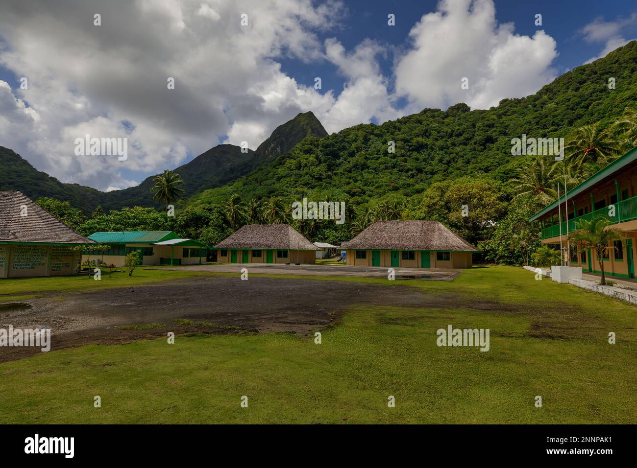 Campus der Afonotele Grundschule im Dorf Afono auf der Insel Tutuila, Amerikanisch-Samoa, der den Campus der Klassenzimmer-Gebäude zeigt Stockfoto