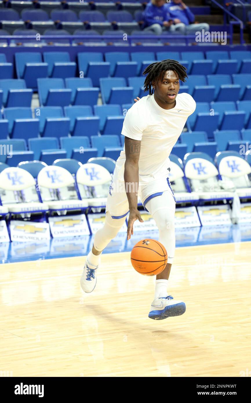 Kentucky's Chris Livingston (24) warms up before an NCAA college basketball game in Lexington, Ky., Saturday, Feb. 25, 2023. (AP Photo/James Crisp) Stockfoto