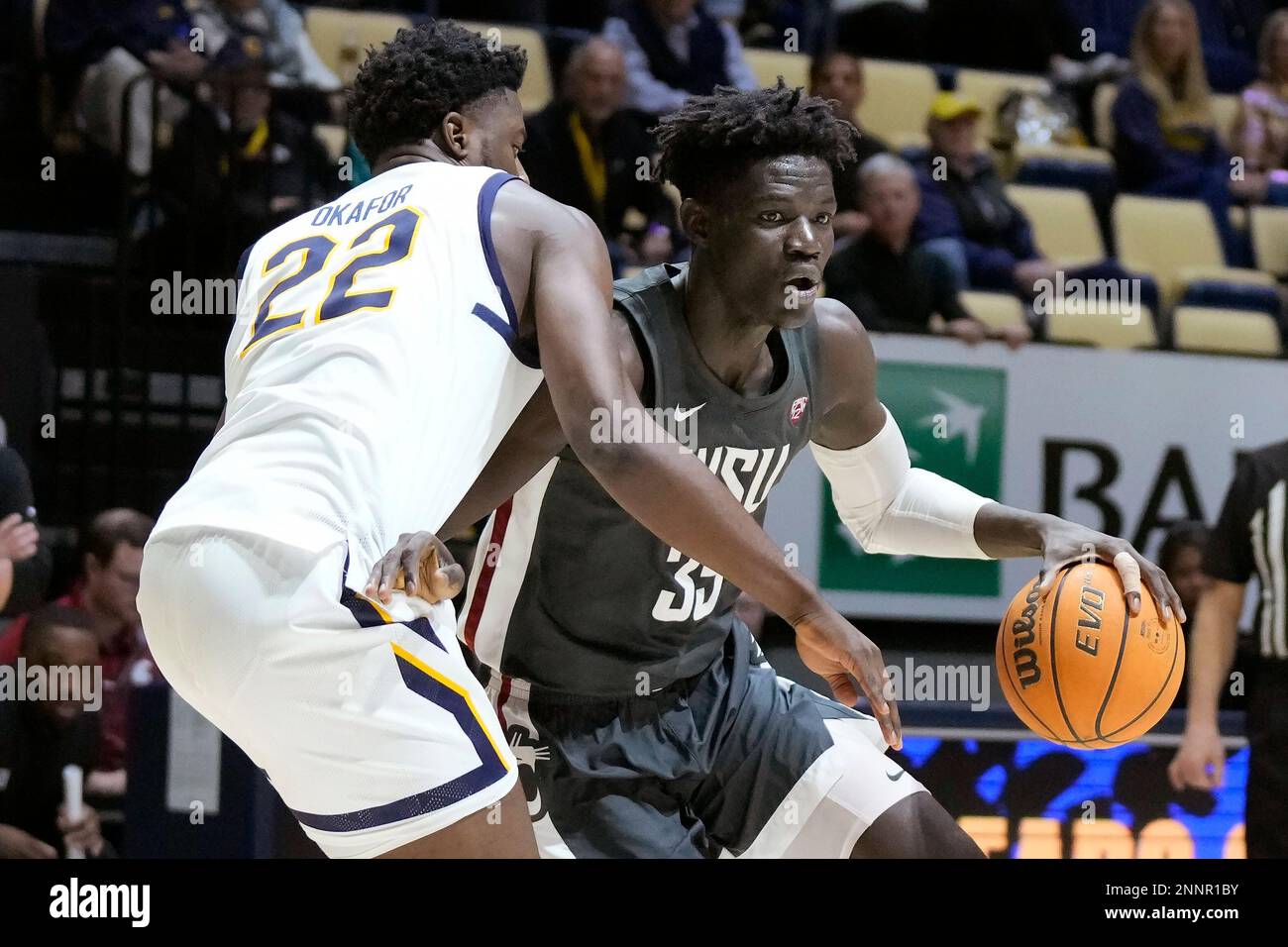 Washington State forward Mouhamed Gueye, right, drives to the basket California forward ND Okafor (22) during the second half of an NCAA college basketball game in Berkeley, Calif., Saturday, Feb. 25, 2023. (AP Photo/Jeff Chiu) Stockfoto