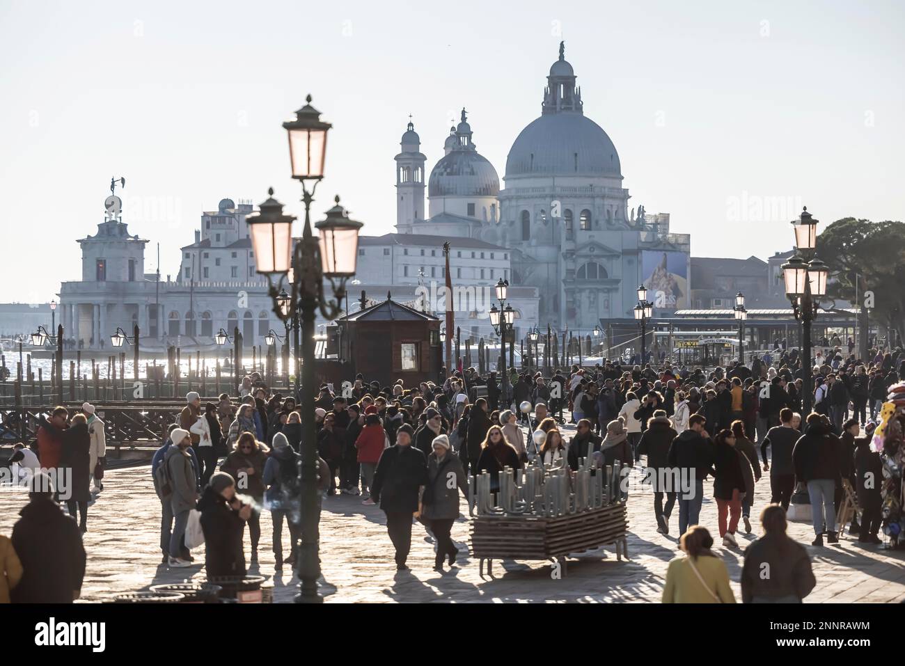 Touristen vor der Kulisse der Basilika Santa Maria della Salute, Tagestouristen müssen bald Eintrittsgelder beim Besuch des bezahlen Stockfoto