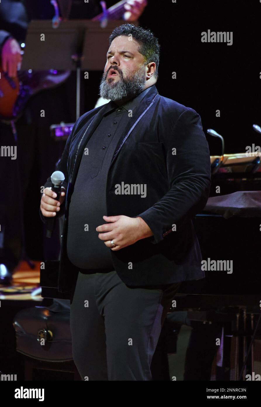 Atlanta, GA, USA. 25. Februar 2023. Fernando Varela auf der Bühne für einen intimen Abend mit David Foster & Katharine McPhee, Atlanta Symphony Hall, Atlanta, GA 25. Februar 2023. Kredit: Derek Storm/Everett Collection/Alamy Live News Stockfoto