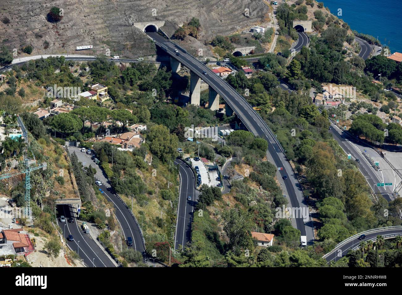 Mehrere Autobahnen und Landstraßen kreuzen sich in Taormina, Provinz Messina, Sizilien, Italien Stockfoto