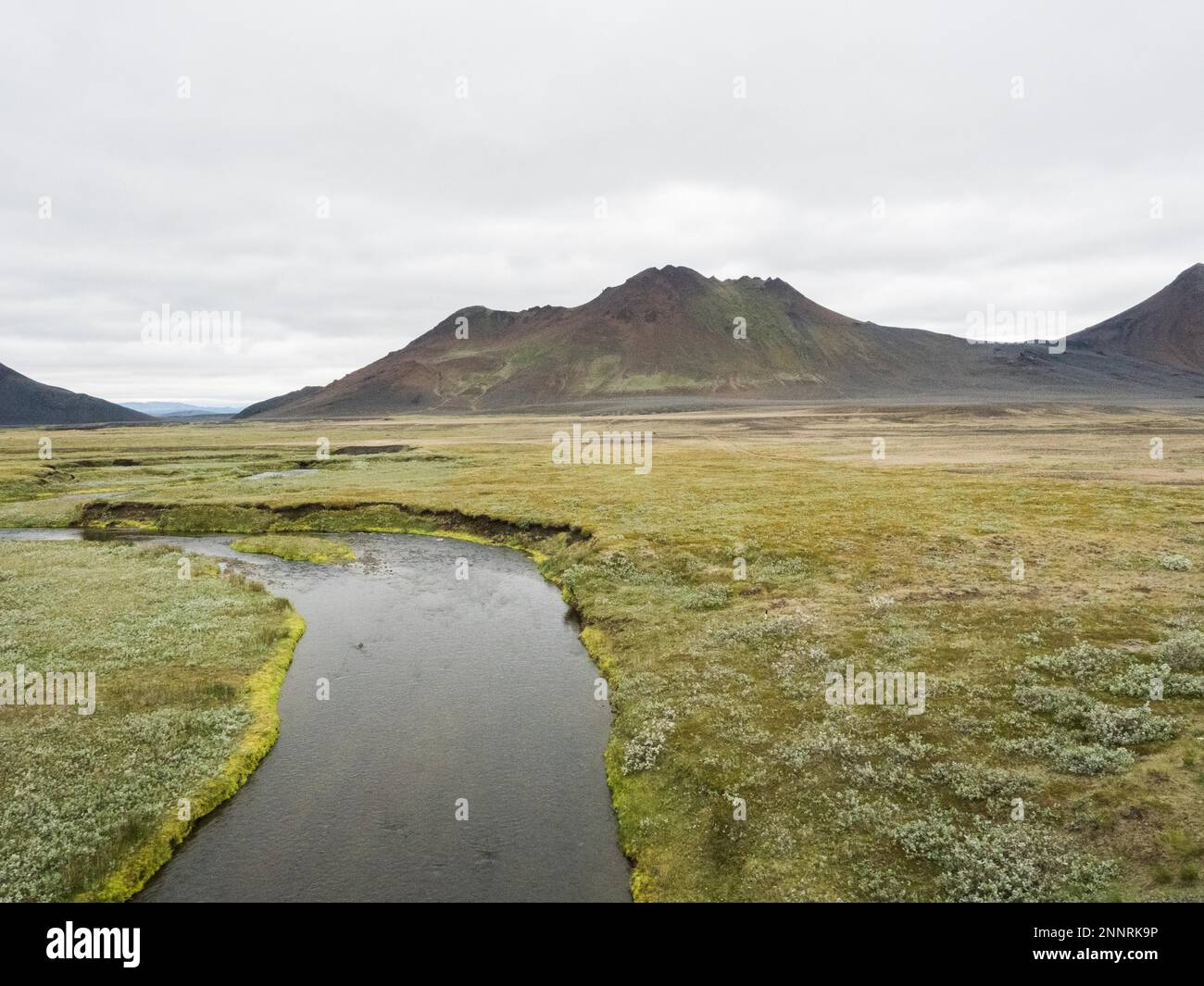 Fluss in einsamer Landschaft, karge Berge, Moedrudalur, Ost-Island, Island Stockfoto