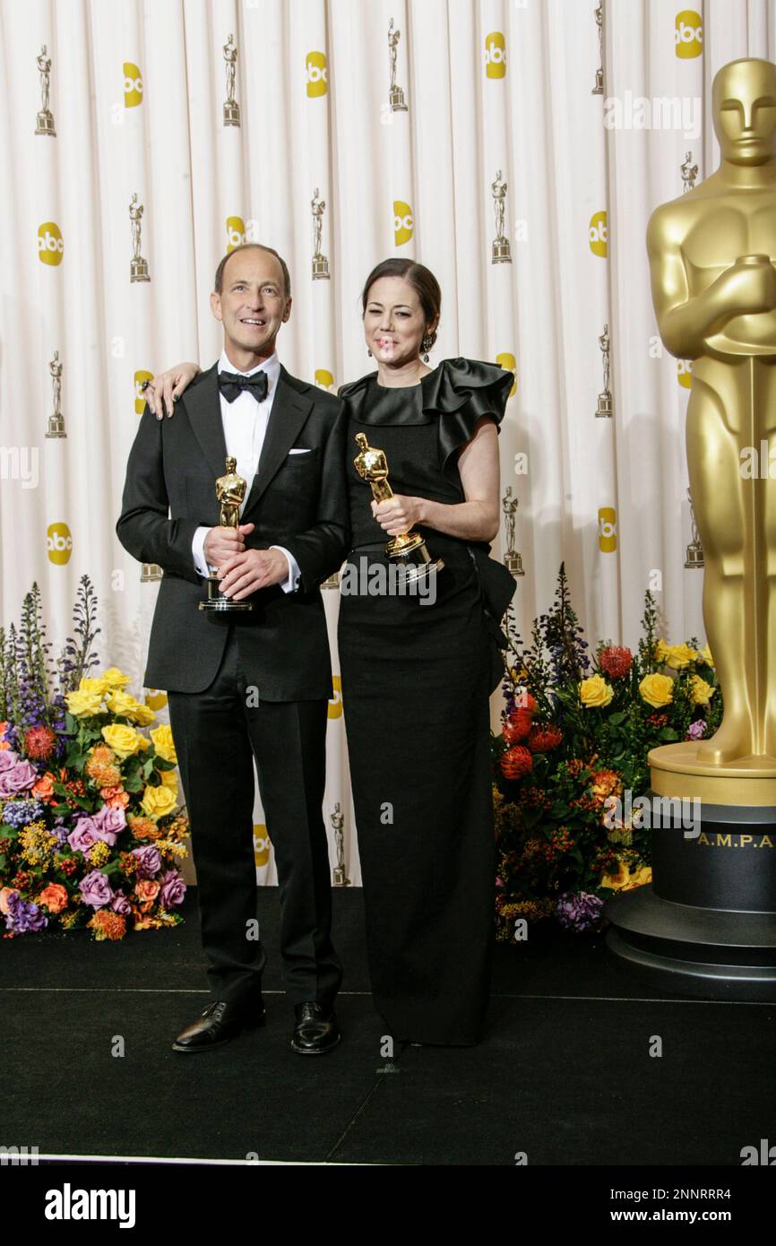 Regisseur Charles Ferguson (L) und Produzent Audrey Marrs, Gewinner des Preises für beste Dokumentation für „Inside Job“, posieren im Pressesaal während der jährlichen Academy Awards 83., die am 27. Februar 2011 im Kodak Theatre in Hollywood, Kalifornien, stattfinden. Foto von Francis Specker Stockfoto