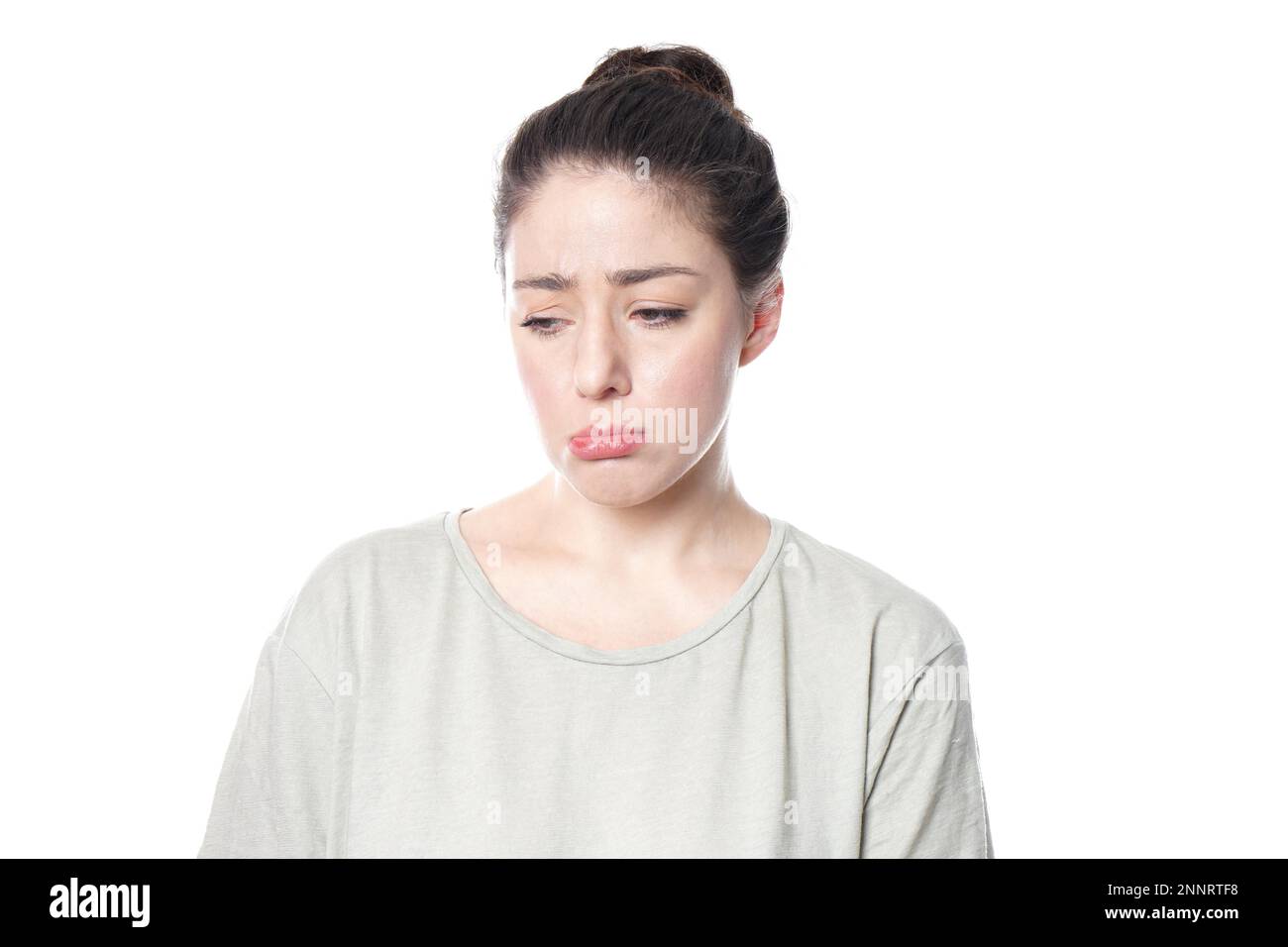 Schmollen schmollen, junge Frau in ihrem 20s, kindisch wie ein sulky Teenager - negative Emotionen schlechte Stimmung Depression Stockfoto