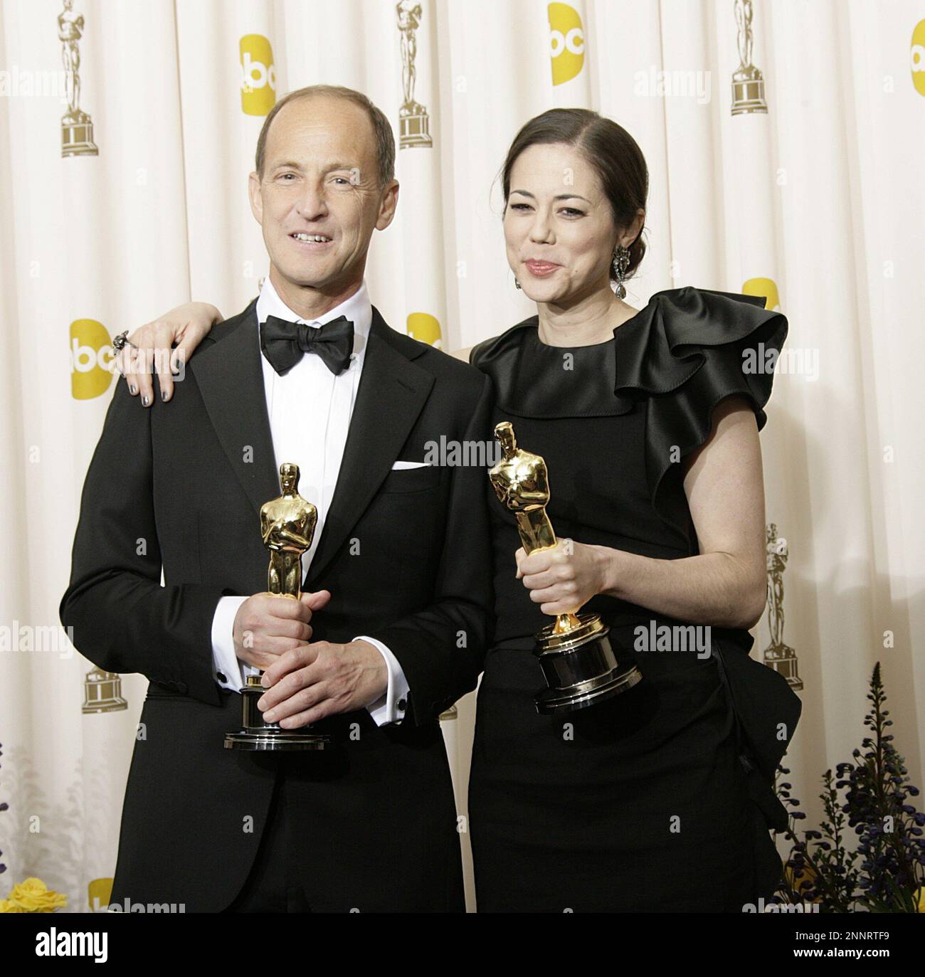 Regisseur Charles Ferguson (L) und Produzent Audrey Marrs, Gewinner des Preises für beste Dokumentation für „Inside Job“, posieren im Pressesaal während der jährlichen Academy Awards 83., die am 27. Februar 2011 im Kodak Theatre in Hollywood, Kalifornien, stattfinden. Foto von Francis Specker Stockfoto