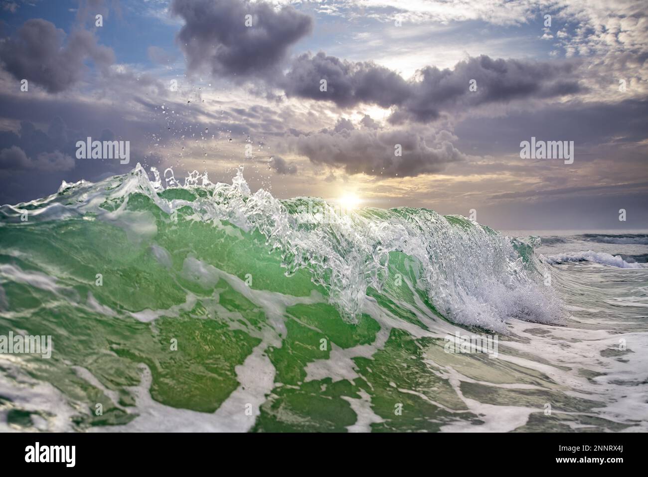 ozeanwellen bei Sonnenuntergang Stockfoto