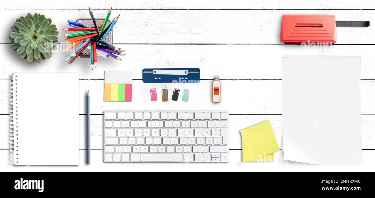 Overhead shot von Sauber aufgeräumten Schreibtisch mit Computer Tastatur, Büromaterial und Spirale Notebook Stockfoto