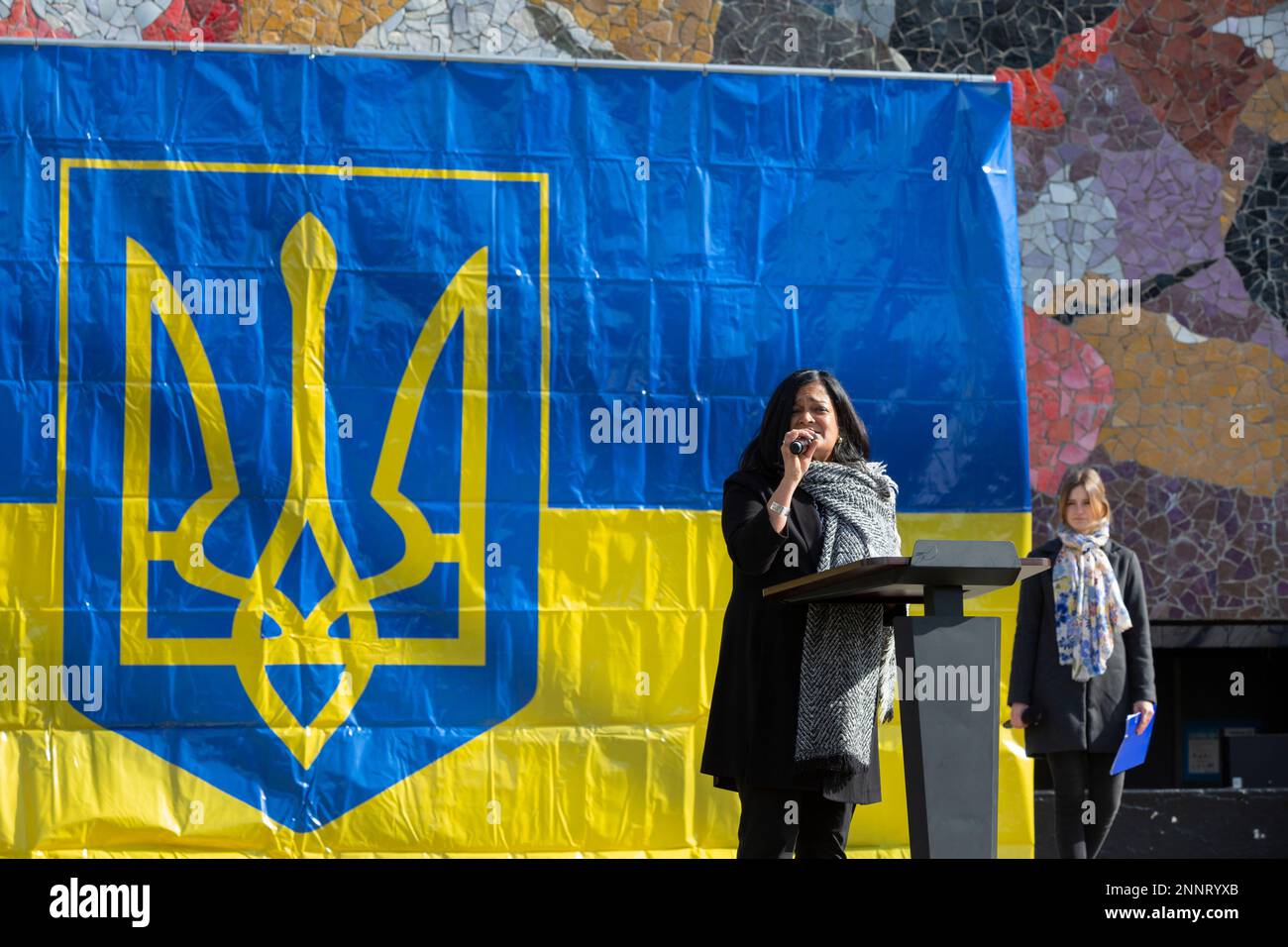 Seattle, Washington, USA. 25. Februar 2023. Kongressabgeordnete Pramila Jayapal spricht mit Anhängern während einer Kundgebung im Seattle Center anlässlich des ersten Jahrestages der russischen Invasion der Ukraine. Die „365 Days of Defending Freedom“-Kundgebung wurde von der ukrainischen Vereinigung des Staates Washington und der ukrainisch-orthodoxen Kirche Seattle organisiert. Kredit: Paul Christian Gordon/Alamy Live News Stockfoto