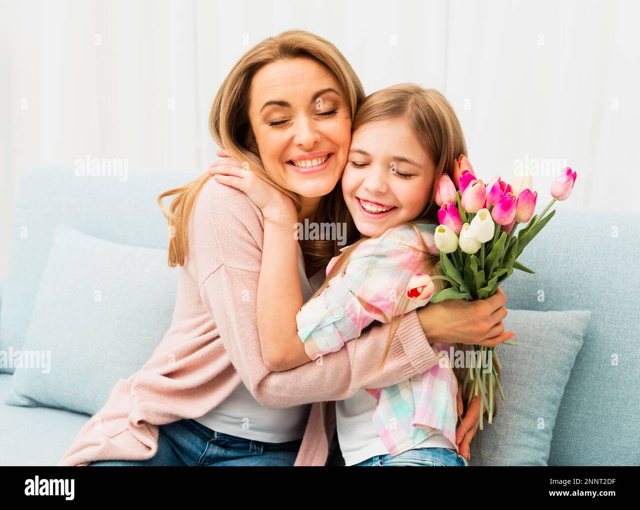 Mutter Tochter mit zufrieden Gesicht umarmte sich gegenseitig Stockfoto