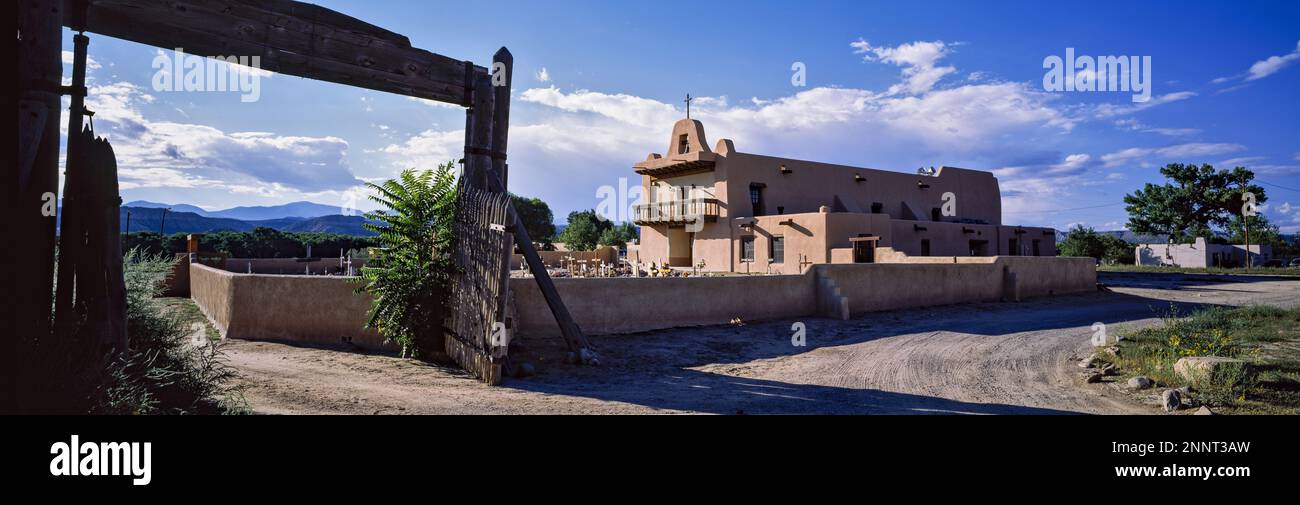 Tor vor der Kirche mit Friedhof, Jaconita, Santa Fe County, New Mexico, USA Stockfoto