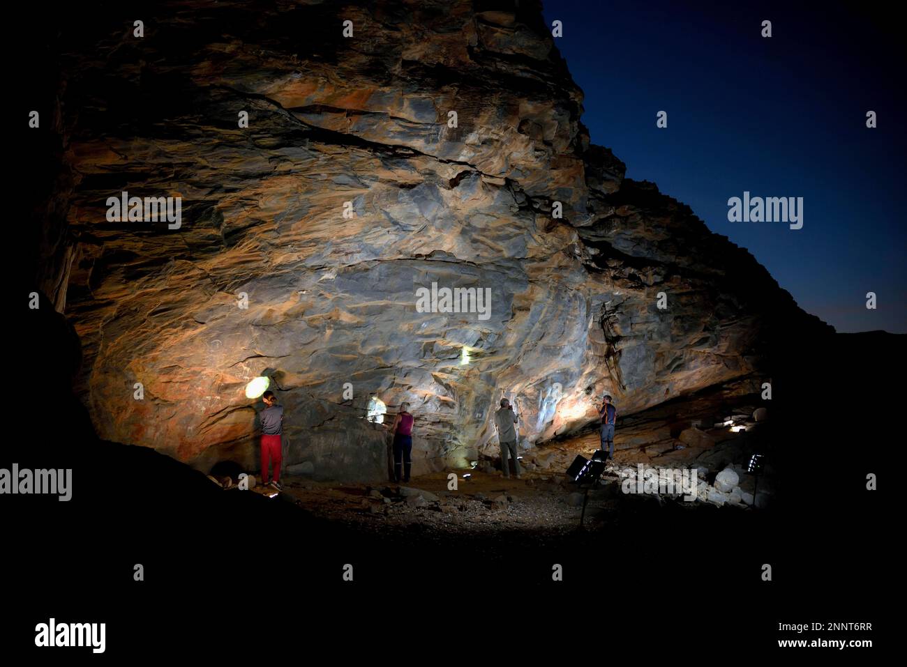 Archäologen der Goethe-Universität Frankfurt bei der wissenschaftlichen Aufnahme von Felsgemälden in der De Riet-Höhle, in der Nähe von De Riet, Huab-Dry River Stockfoto