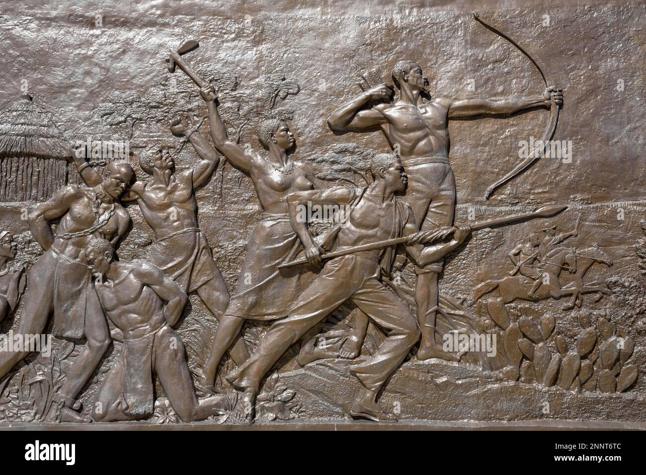 Relief mit historischen Motiven aus der namibischen Geschichte auf dem National Heroes Acre, Kriegsdenkmal der Republik Namibia, Auas Mountains, in der Nähe Stockfoto