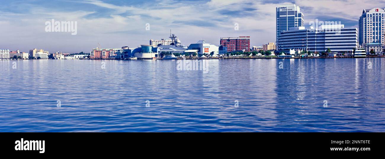 Gebäude am Ufer, Norfolk, Virginia, USA Stockfoto