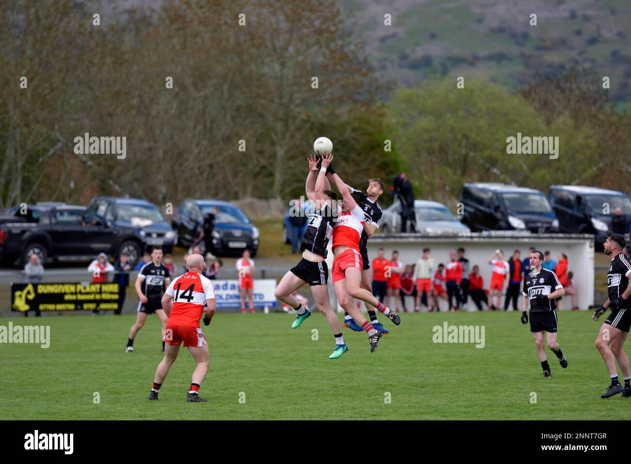 Spiel im Gaelic Football, Gaelic Football, zwischen St. Mary's Faughanvale und St. Matthew's Drumsurn, John McLaughlin Park, Faughanvale, Derry County Stockfoto