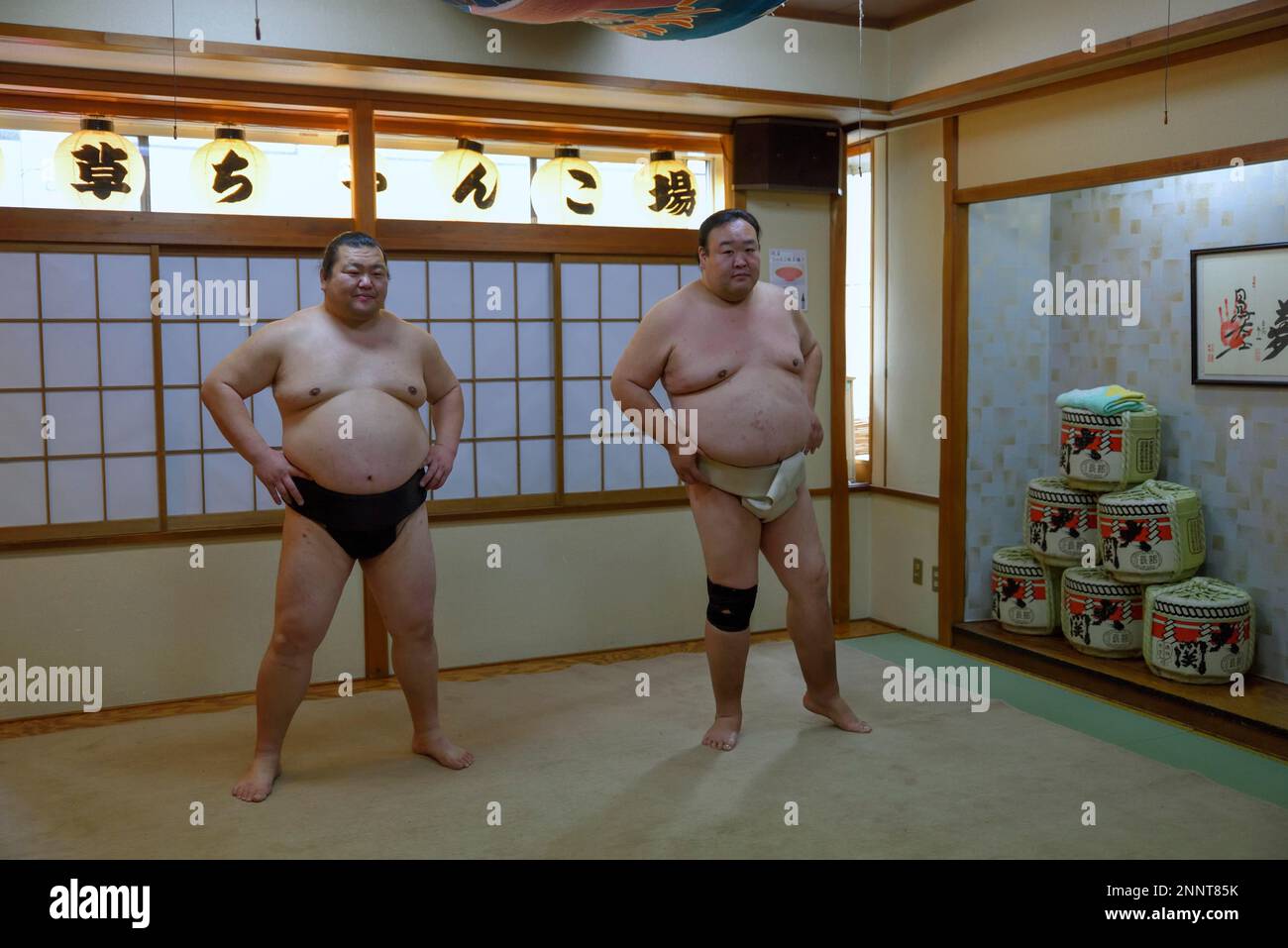 Sumo Wrestler während des Trainings, Asakusa, Tokio, Japan Stockfoto