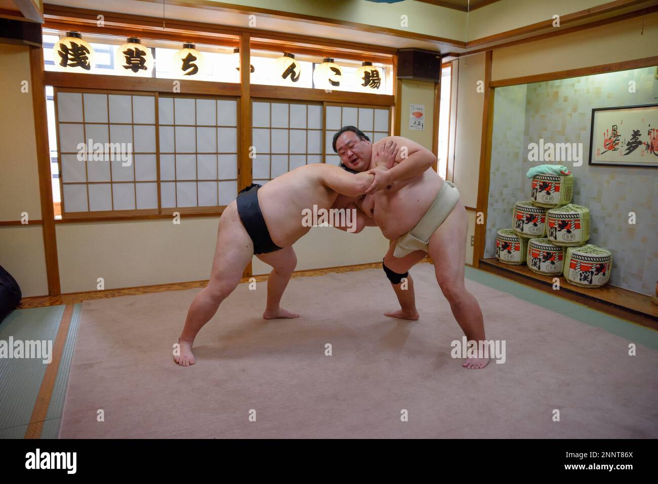 Sumo Wrestler während des Trainings, Asakusa, Tokio, Japan Stockfoto