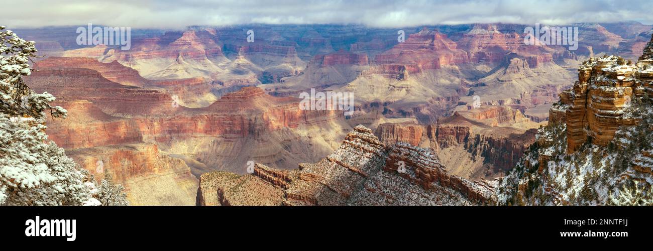 Landschaft mit Canyon vom Desert View Drive aus gesehen. Grand Canyon-Nationalpark, Arizona, USA Stockfoto