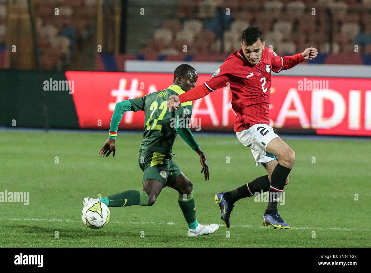 Kairo, Ägypten. 25. Februar 2023. Ahmed Reda (R) aus Ägypten tritt mit Mame Faye aus Senegal während des Gruppenkampfes Zwischen Ägypten und Senegal auf dem 2023 CAF (Confederation of African Football) U-20 Africa Cup of Nations in Kairo, Ägypten, am 25. Februar 2023 in Kontakt. Kredit: Ahmed Gomaa/Xinhua/Alamy Live News Stockfoto